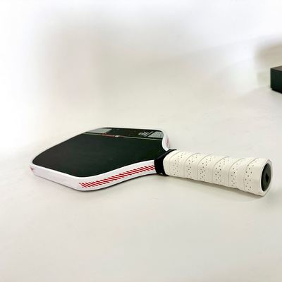 USAPA는 야외에서 성인 엔터테인먼트를 위한 피클볼 패드를 승인했습니다.